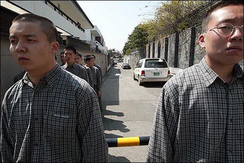 경찰의 통제에 의해 선별적으로 통행이 가능한 연희동 전두환씨 집앞 골목길. 